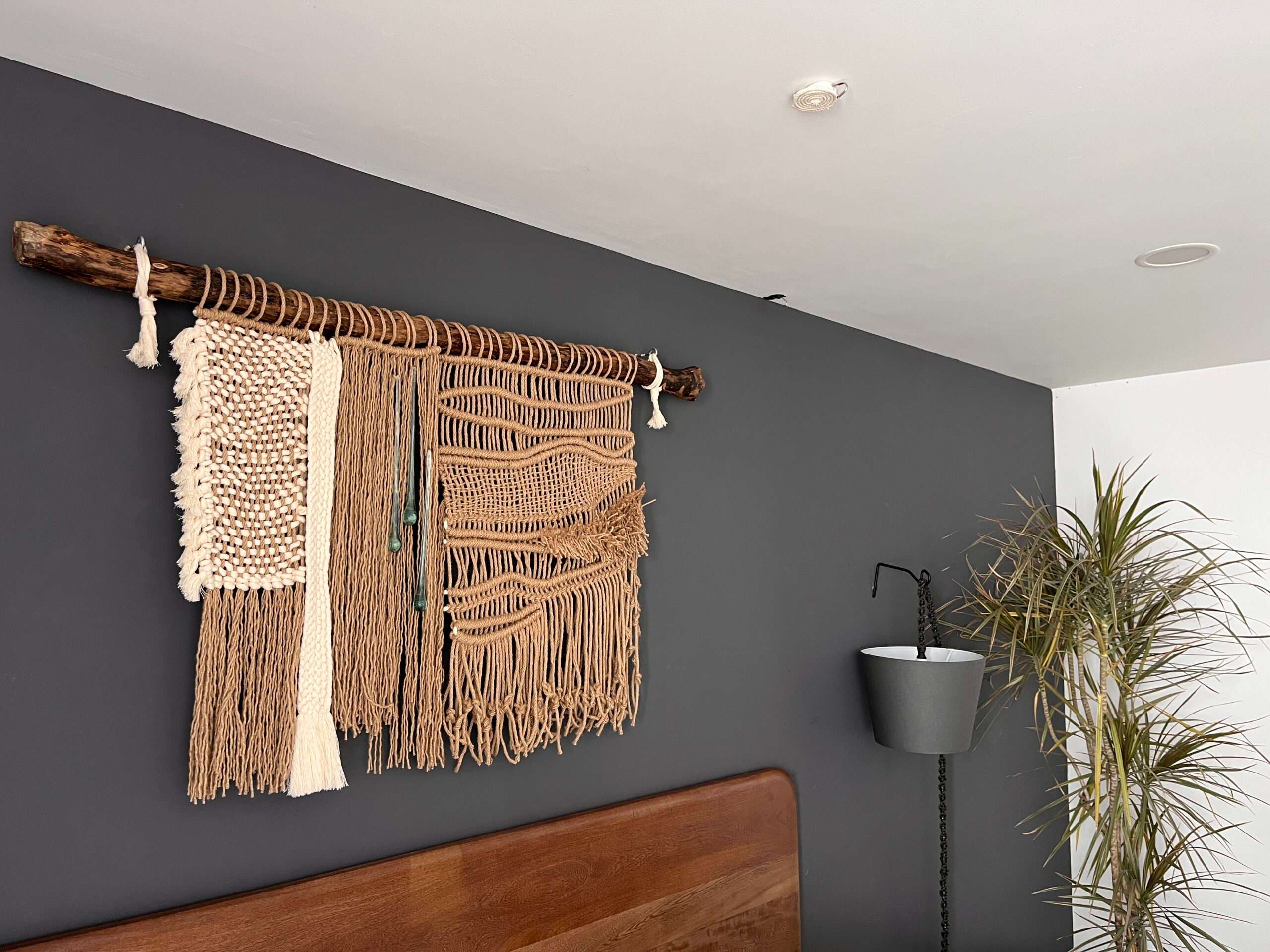 Pieza de macramé en tronco para recámara