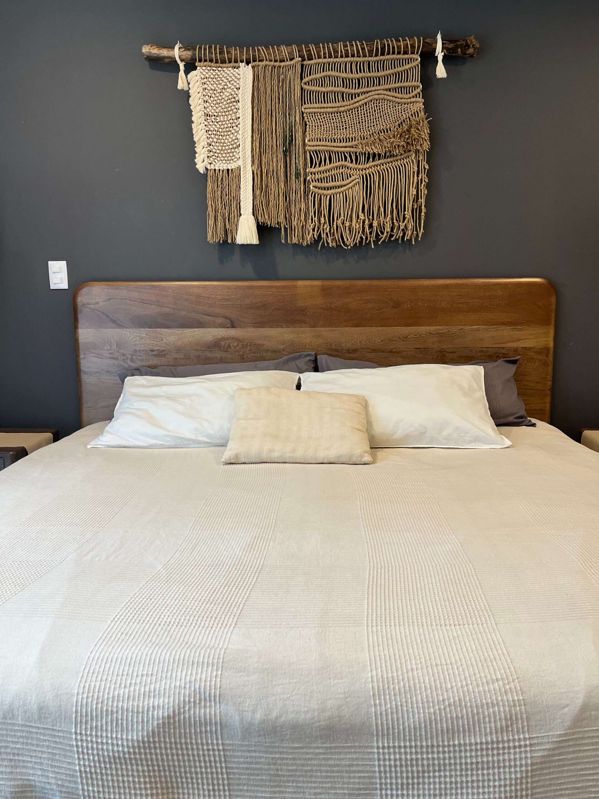 Pieza de macramé en tronco