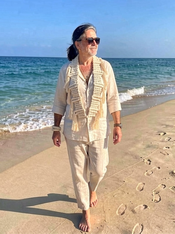 Hombre mostrando pechera bospi especial en color crudol